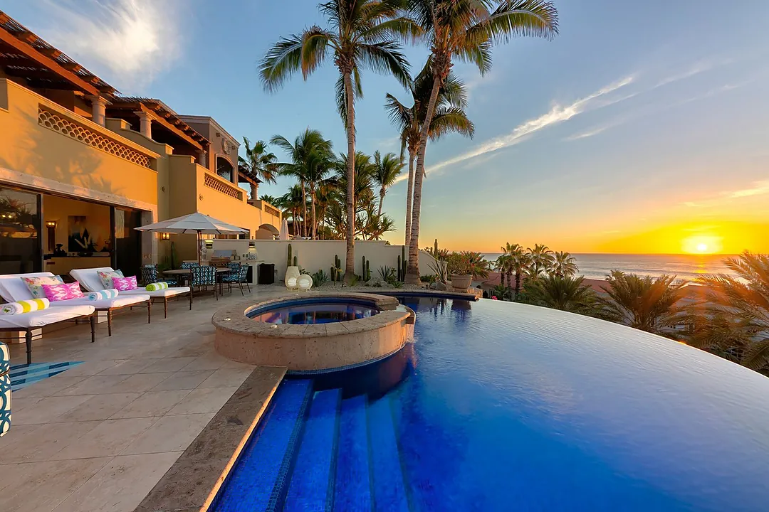 Side view of the pool and hot tub of this villa in Los Cabos.